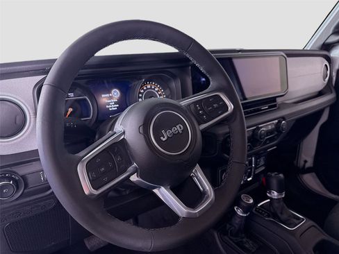 Used 2025 Jeep Wrangler Unlimited Sahara AWD/4WD image 3
