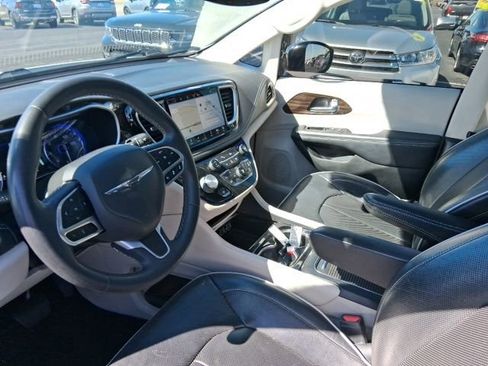 Used 2023 Chrysler Pacifica Limited image 16