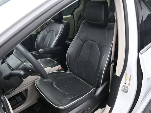 Used 2023 Chrysler Pacifica Limited FWD image 20