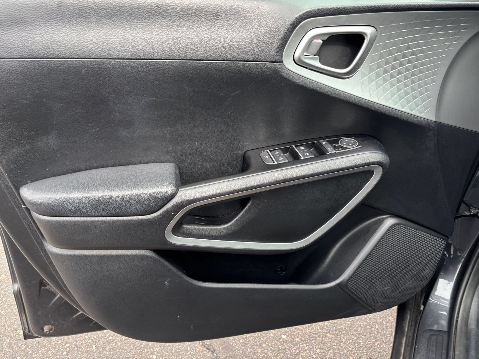 Used 2025 Kia Soul LX w/ LX Technology Package FWD image 18