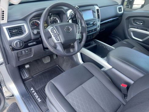 Used 2018 Nissan Titan SV w/ SV Convenience Package image 4
