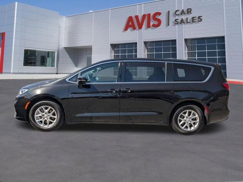 Used 2025 Chrysler Pacifica Select image 2
