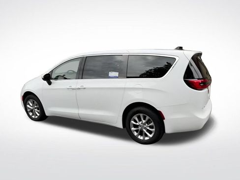 Used 2023 Chrysler Pacifica Touring-L AWD/4WD image 10