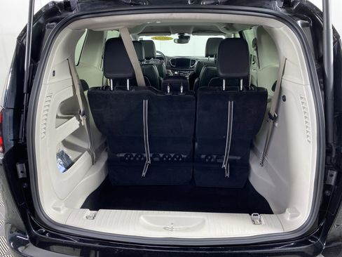 Used 2024 Chrysler Pacifica Touring-L image 34