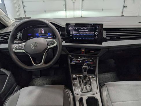 Used 2025 Volkswagen Jetta SE FWD image 18