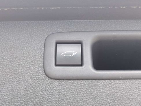 Used 2020 Toyota Highlander Limited FWD image 13