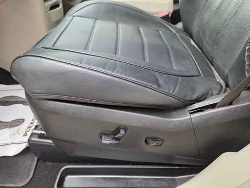 Used 2014 Chrysler Town & Country Touring w/ Driver Convenience Group FWD image 13