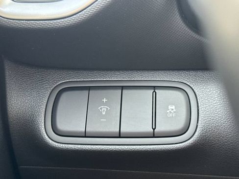 Used 2025 Hyundai Venue SEL FWD image 23