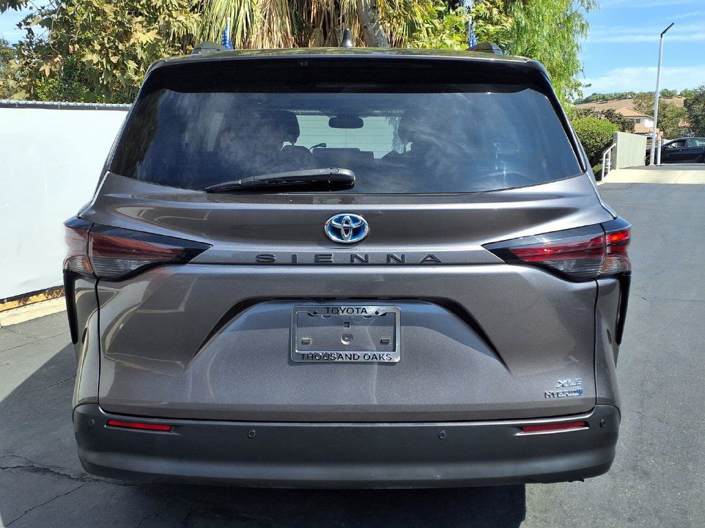 Certified 2024 Toyota Sienna XLE FWD image 9
