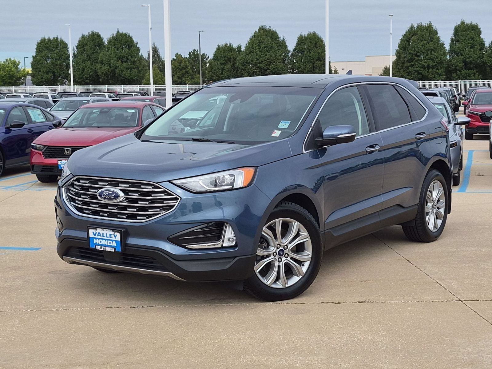 Used 2019 Ford Edge Titanium w/ Cold Weather Package AWD/4WD image 2