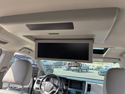 Used 2017 Toyota Sienna XLE Premium image 19