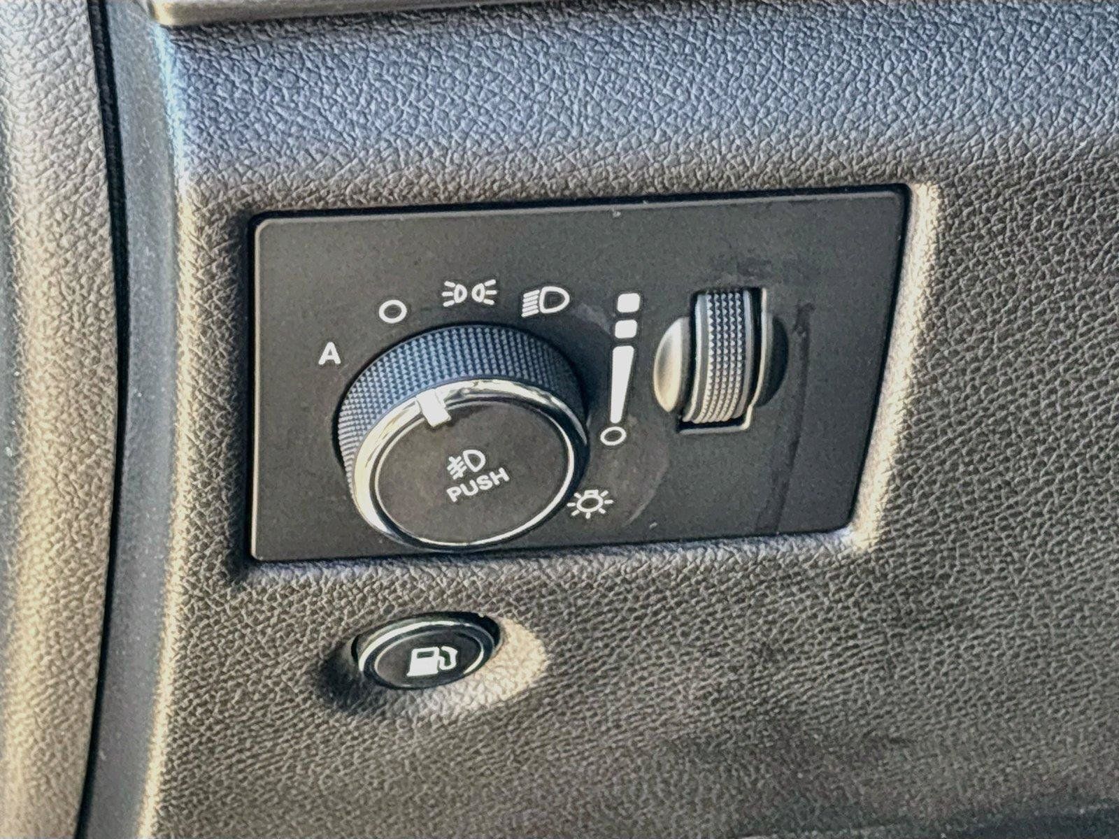 Used 2019 Jeep Grand Cherokee Altitude AWD/4WD image 14
