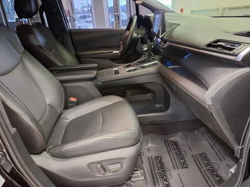 Used 2022 Toyota Sienna XLE Woodland Edition image 10