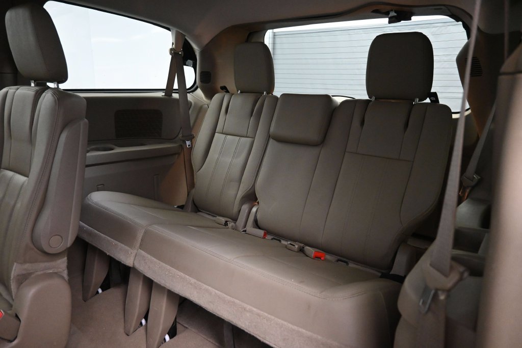 Used 2016 Chrysler Town & Country Touring FWD image 25