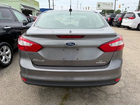 Used 2013 Ford Focus SE w/ SE Winter Pkg FWD image 4