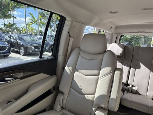 Used 2020 Cadillac Escalade ESV Luxury image 18