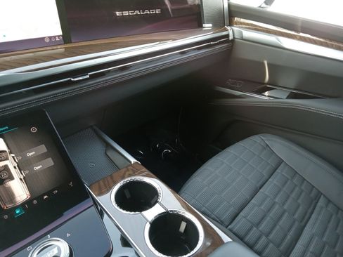 Certified 2025 Cadillac Escalade Sport Platinum w/ LPO, ONYX Package image 20