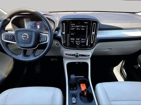 Used 2021 Volvo XC40 T4 Momentum FWD image 16