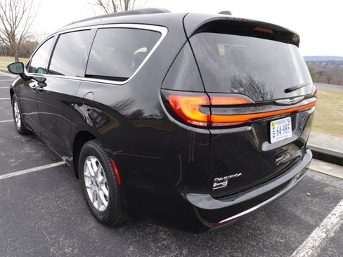 Used 2022 Chrysler Pacifica Touring-L image 5