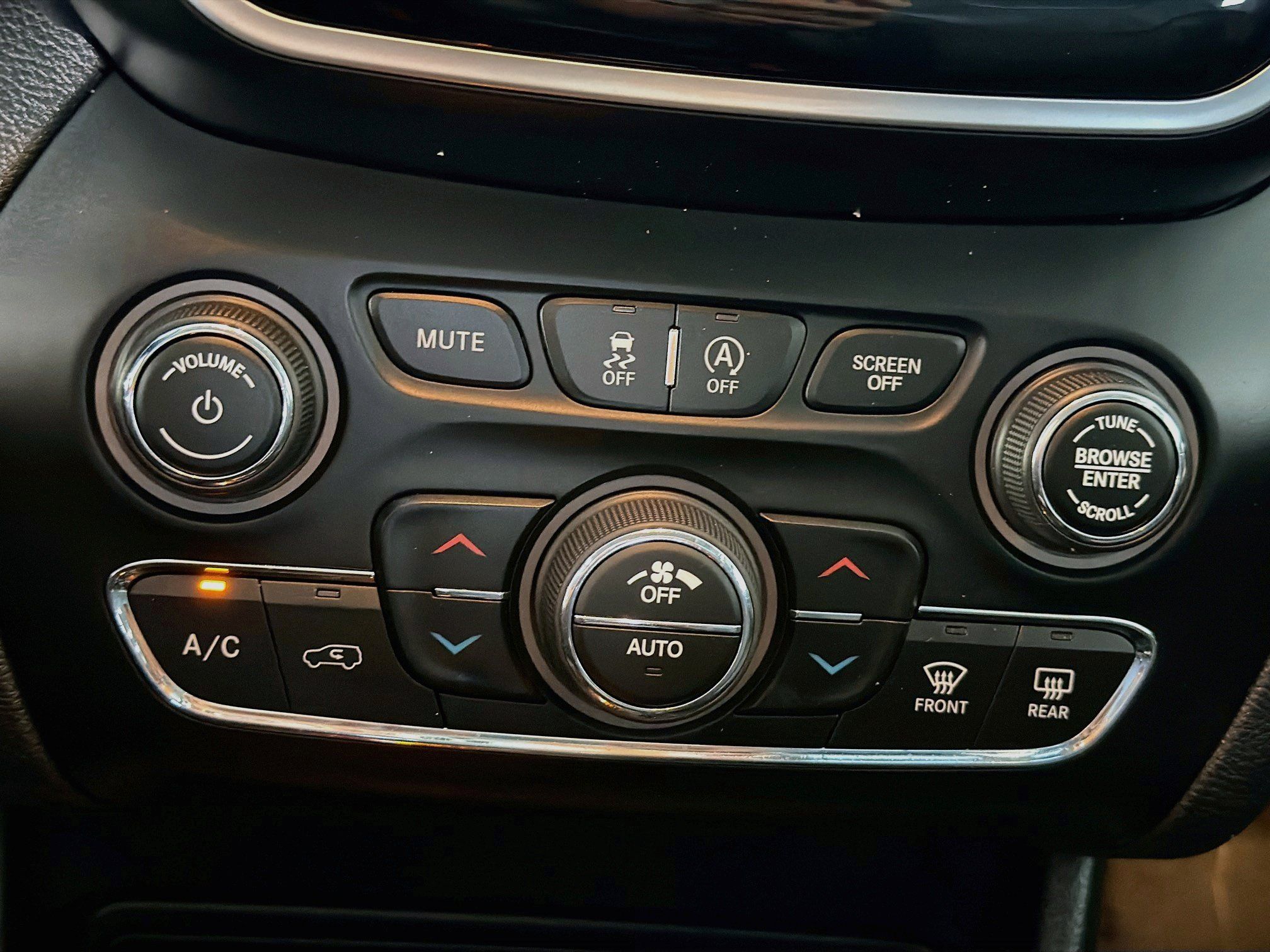 Used 2019 Jeep Cherokee Limited AWD/4WD image 23