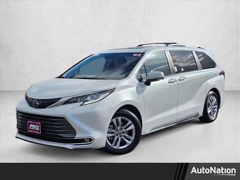 Used 2023 Toyota Sienna Limited image 1