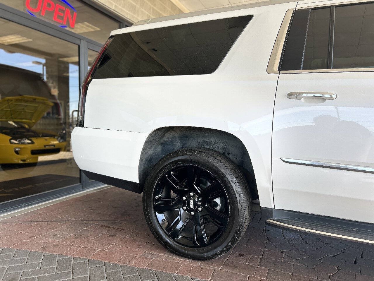 Used 2017 Cadillac Escalade ESV Luxury AWD/4WD image 21