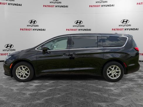 Used 2024 Chrysler Pacifica Touring-L FWD image 6