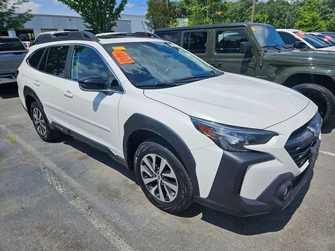 Used 2024 Subaru Outback Premium AWD/4WD image 3