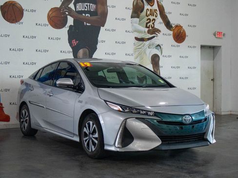 Used 2019 Toyota Prius Prime Premium FWD image 18