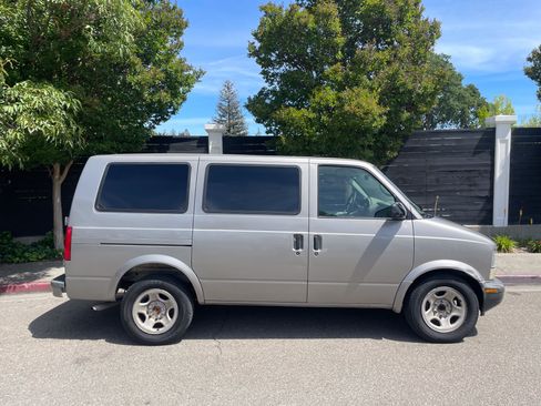 Used 2003 Chevrolet Astro RWD image 1