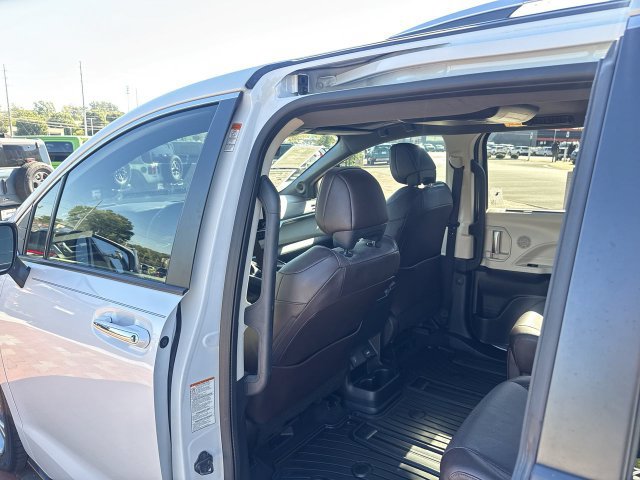 Used 2023 Toyota Sienna Platinum FWD image 24