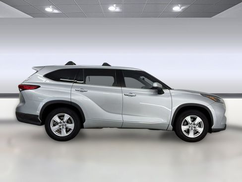 Used 2022 Toyota Highlander L FWD image 8