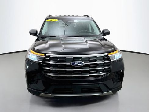 Used 2025 Ford Explorer Active AWD/4WD image 2