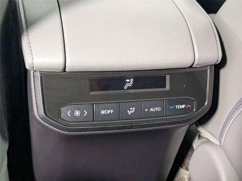Used 2023 Toyota Highlander XLE AWD/4WD image 35
