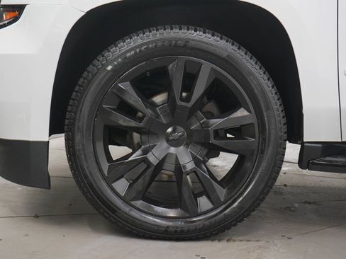 Used 2019 Chevrolet Suburban Premier AWD/4WD image 32