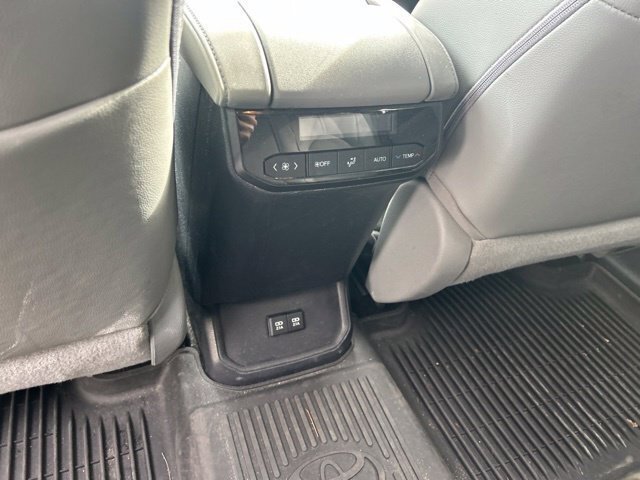 Used 2020 Toyota Highlander XLE AWD/4WD image 19