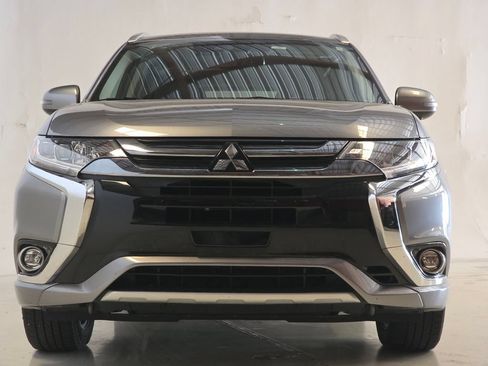 Used 2018 Mitsubishi Outlander 4WD Plug-In Hybrid image 2