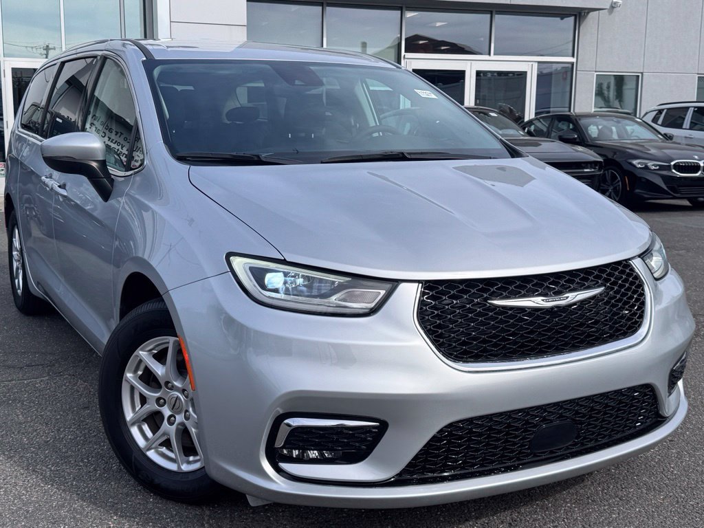 Used 2023 Chrysler Pacifica Touring-L FWD image 1