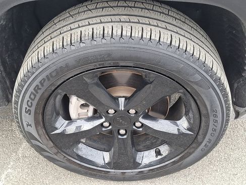 Used 2023 Jeep Grand Cherokee L Limited w/ Black Appearance Package image 10