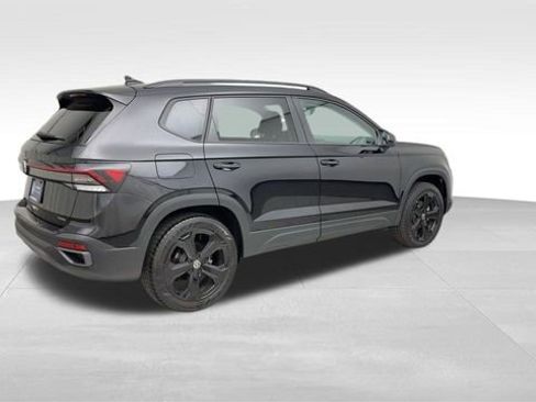 Certified 2025 Volkswagen Taos SE image 2