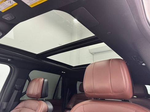 Used 2025 Lincoln Navigator Reserve AWD/4WD image 5