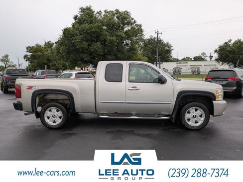 Used 2007 Chevrolet Silverado 1500 LT w/ 1LT Convenience Package AWD/4WD image 2
