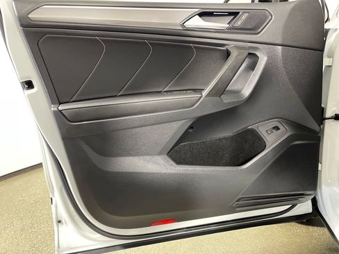 Used 2022 Volkswagen Tiguan SE R-Line image 17