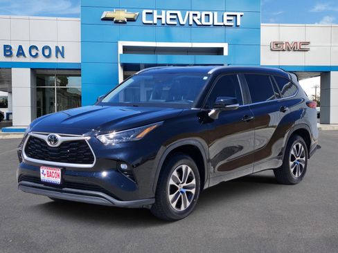 Used 2023 Toyota Highlander XLE FWD image 1