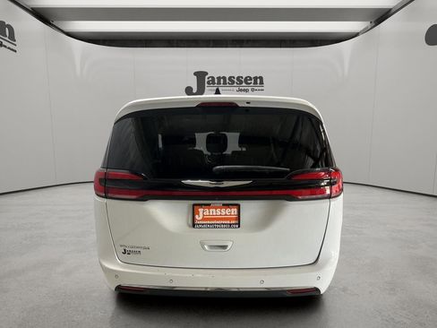 Used 2024 Chrysler Pacifica Touring-L FWD image 4