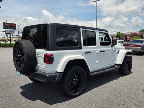 Used 2022 Jeep Wrangler Unlimited Sahara AWD/4WD image 9