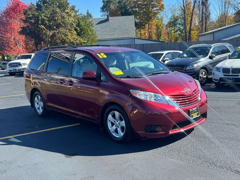 Used 2015 Toyota Sienna LE image 3