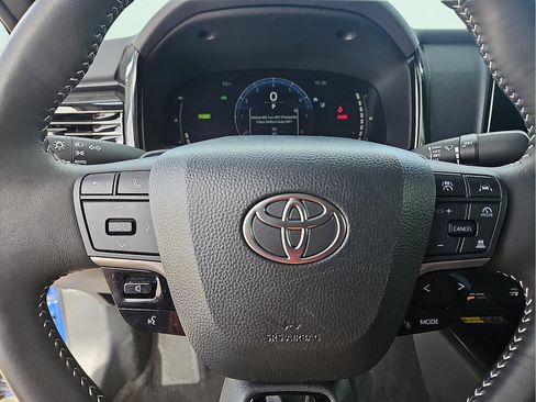 Used 2025 Toyota Camry SE image 19