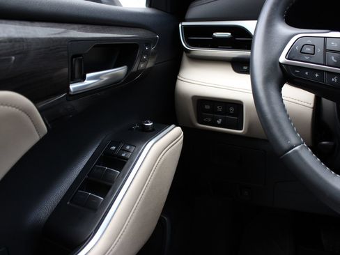 Used 2023 Toyota Highlander Platinum AWD/4WD image 25