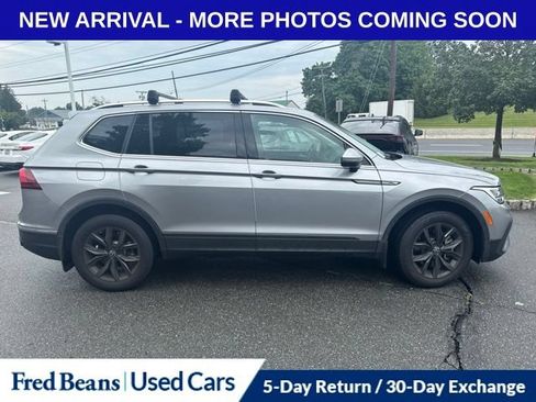 Used 2024 Volkswagen Tiguan SE w/ Panoramic Sunroof Package AWD/4WD image 2